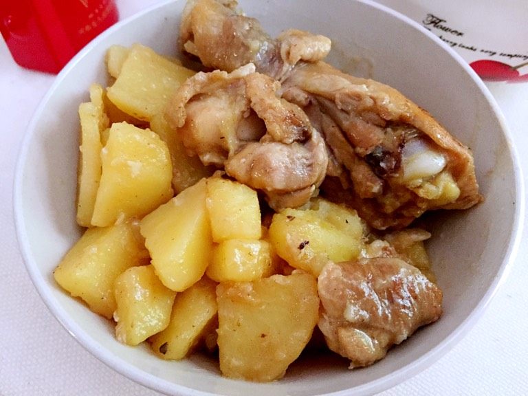 土豆炖鸡腿,待收汁后关火,我盛菜拍照时忘了再加点汁儿了