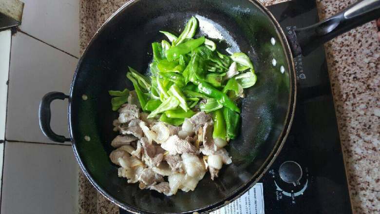 妈妈拿手菜——回锅肉,3-5分钟之后,下青椒翻炒。