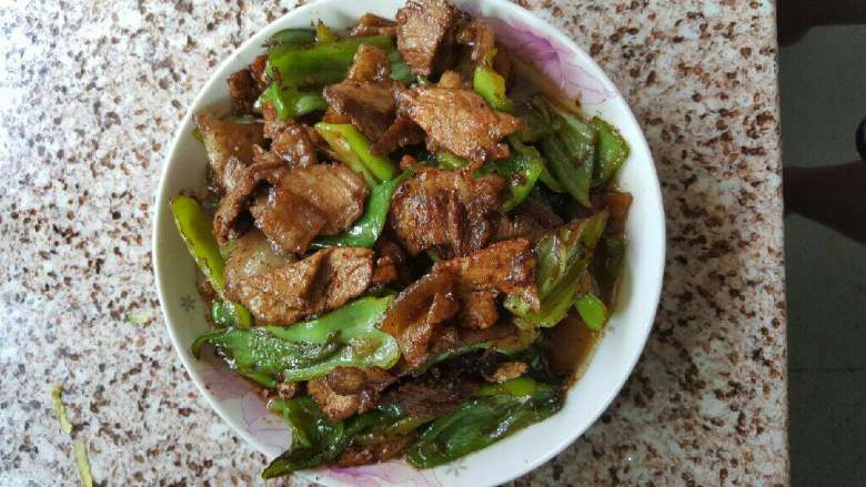 妈妈拿手菜——回锅肉,出锅,装盘。香喷喷好吃看得见! 我准备开吃了,你呢?