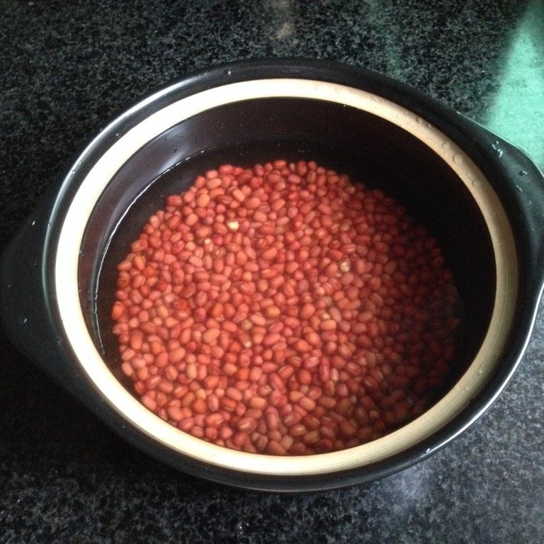 红豆雪糕,把红豆装进锅里,加<a style='color:red;display:inline-block;' href='/shicai/ 156925'>水</a>高过红豆两食指节处,大火烧开转小火煮