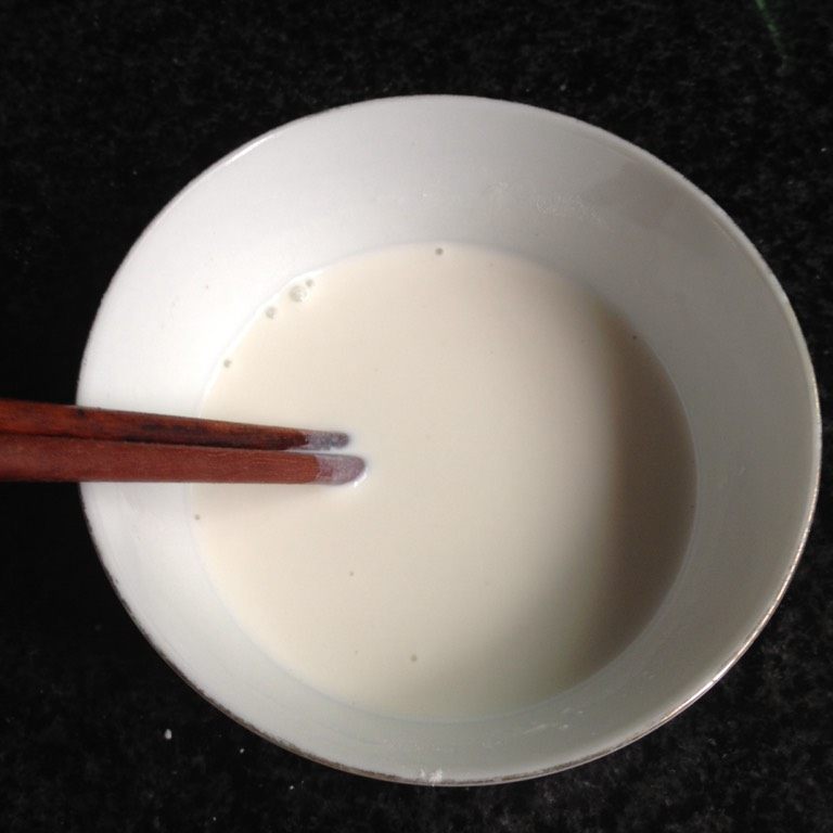 红豆雪糕,<a style='color:red;display:inline-block;' href='/shicai/ 520'>糯米粉</a>加水搅拌均匀,两者完全融合