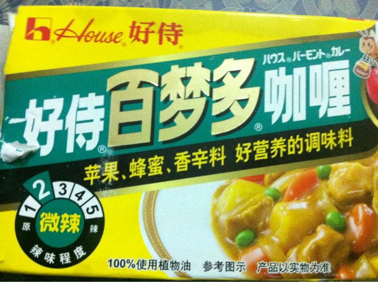 咖喱鸡肉饭,锅里放入适量油，鸡丁炒变色以后加入切好的土豆丁，胡萝卜丁，洋葱丁一起炒，炒两分钟加入一大碗水，水开煮七分钟左右，加入四小块咖喱（一盒6块）煮至咖喱融化，汤汁粘稠就可以啦