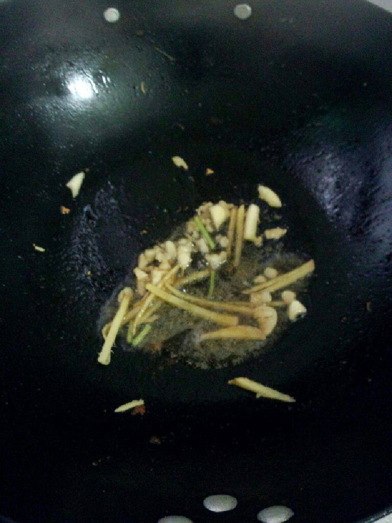 双椒炒墨鱼,锅加油烧热把姜和蒜放入炒香
