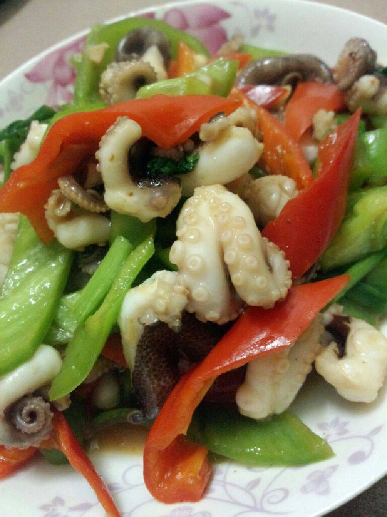 双椒炒墨鱼,盛盘
