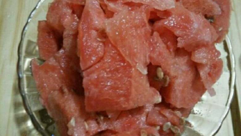 西瓜冰棍,挖出西瓜肉;