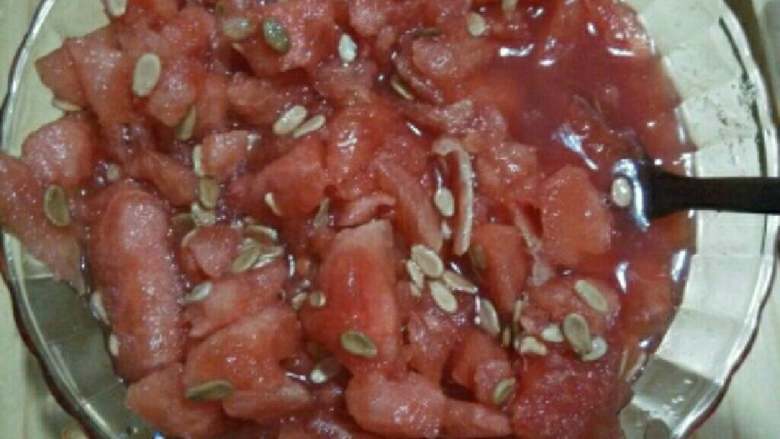 西瓜冰棍,用小勺稍微捣碎;
