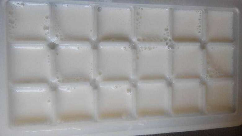 香草牛奶味果冻,准备好模具，我只有冰格，把果冻液倒入冰格里，冷却后放入冰箱冷藏就可以啦。