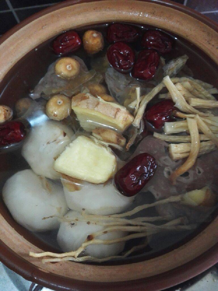 猪肺汤,沙锅里加入清水,放入所有食材大火煮开,转小火煲2小时。