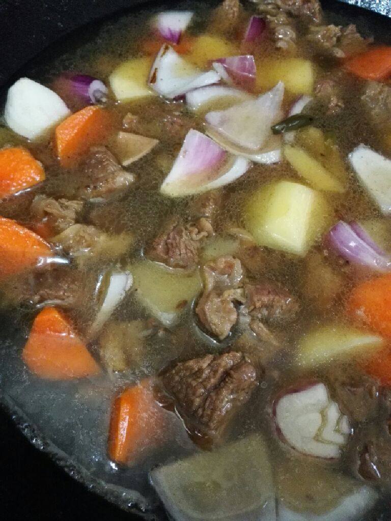 咖喱牛肉饭,然后把煮好牛肉连汤一起倒入锅中,煮至土豆8成熟。