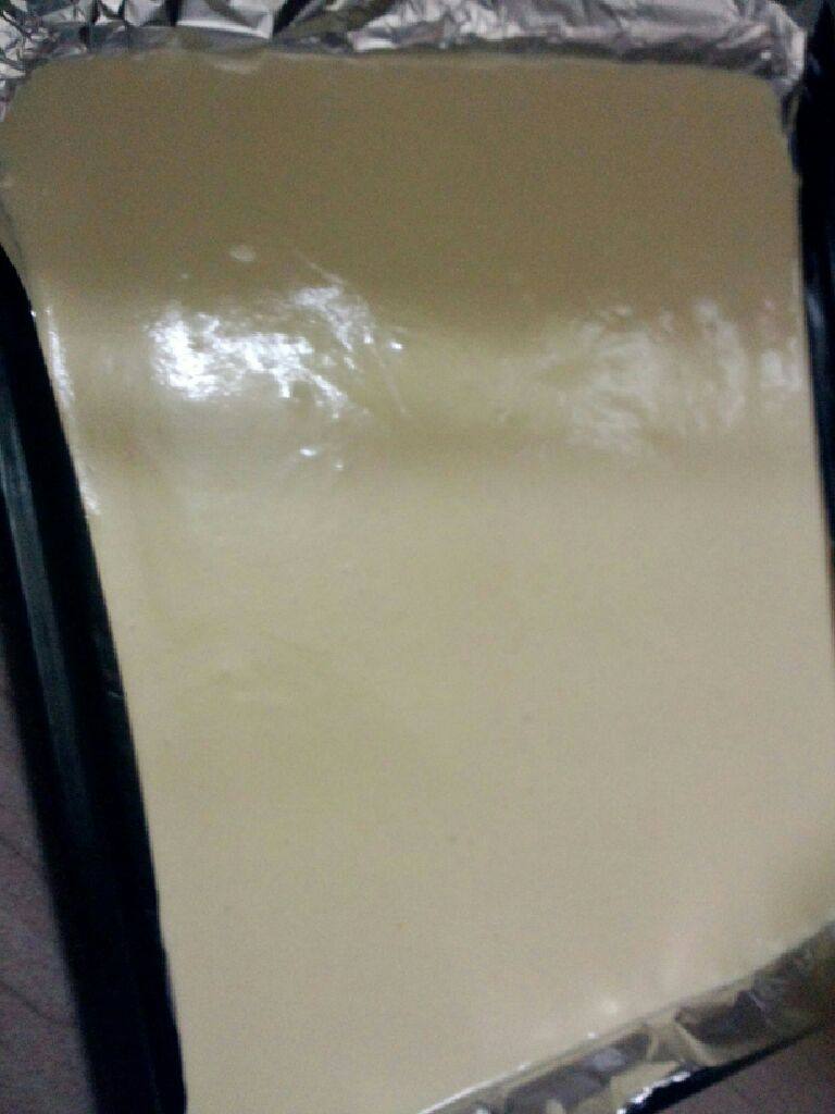 原味蛋糕卷,锡纸刷油,把蛋糊倒入盘中,震几下震出气泡