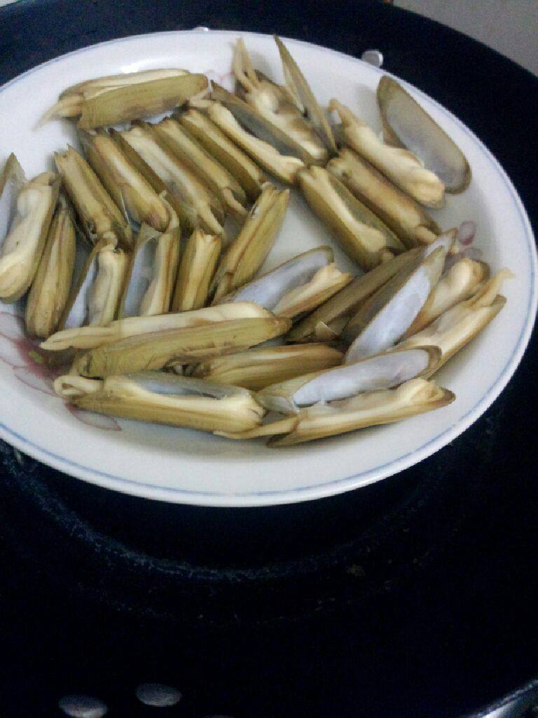 老蛏煎蛋,锅加水烧开放老蛏蒸,蒸至老蛏全部开口