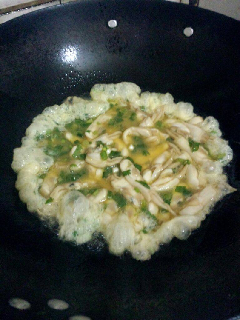 老蛏煎蛋,锅加油烧热,把材料倒入锅煎