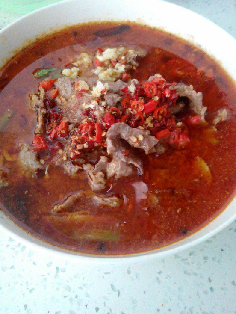 水煮牛肉,8.在锅里加入少许油,待油烧热了,将油均匀的淋在上面。