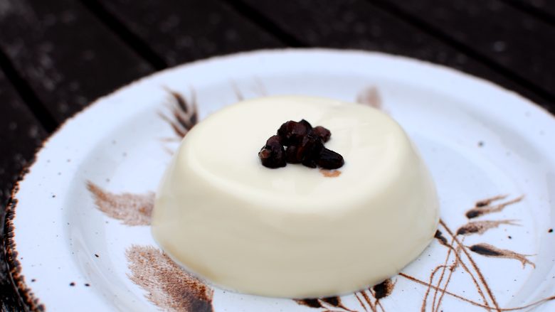 意式奶油布丁(Panna Cotta) ,吃的时候模具用热水泡5s倒出。