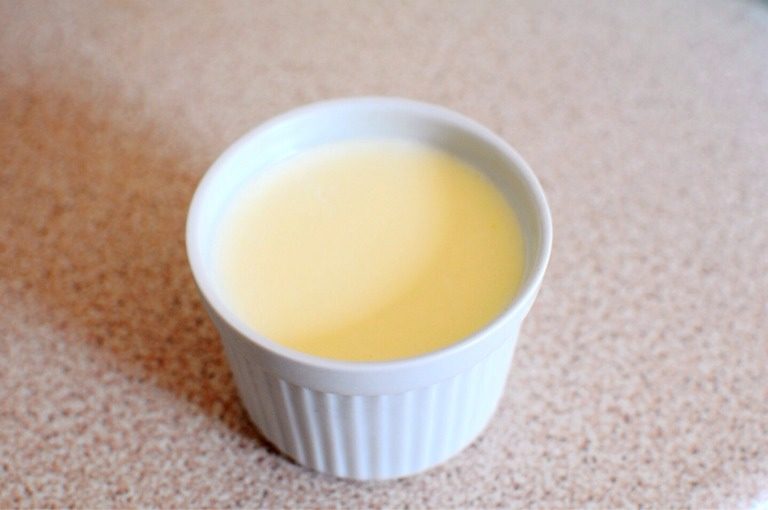 意式奶油布丁(Panna Cotta) ,过筛后倒进模具冷藏一夜。