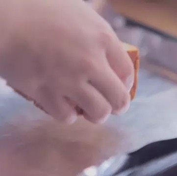 芝士蛋立方,打开烤箱,拿出烤盘,铺上锡纸,把可颂放在锡纸上。