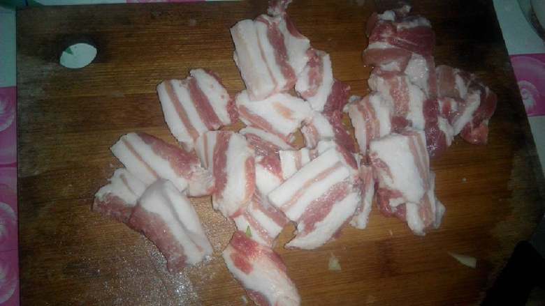 土豆粉蒸肉,将五花肉切成三厘米见方的小块,