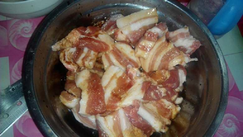土豆粉蒸肉,五花肉加入适量的盐、生抽、色拉油,一起倒入盆中,搅拌均匀。
