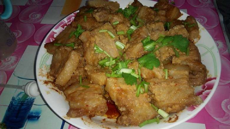 土豆粉蒸肉,出锅后我再放微波炉叮10分钟,再撒上香菜根