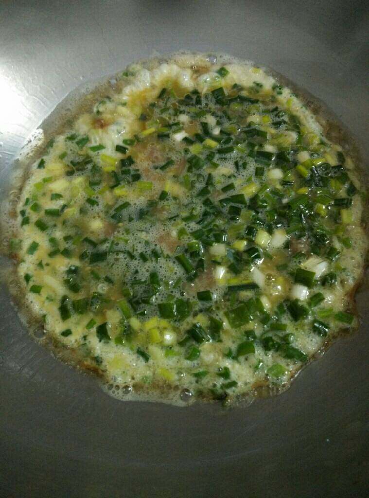 香葱煎饼,热锅入油，倒入适量蛋糊小火慢煎