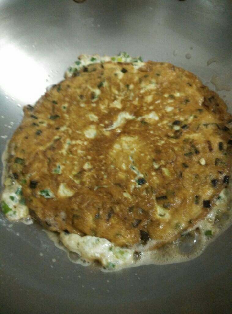 香葱煎饼,煎成金黄翻过来煎另一面，煎至两面金黄即可