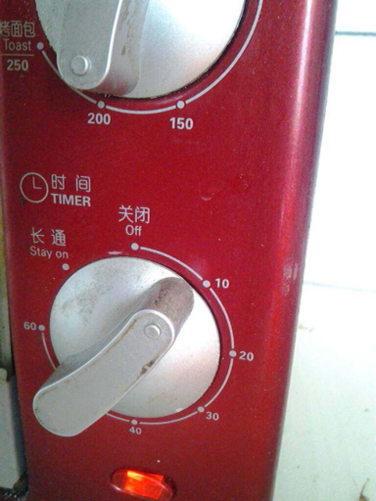 健康烤薯片,200°烤10分钟后,土豆片边上翘起来了就可以翻面了,晚了的话容易粘上,翻过来后200°继续烤十五分钟,火候差不多了起焦色了就可以晾凉装盘了。