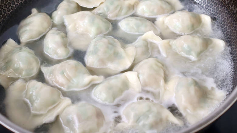 韭菜牛肉饺子,锅中倒入适量清水烧开,放入饺子煮至全部漂浮在水面上即可。