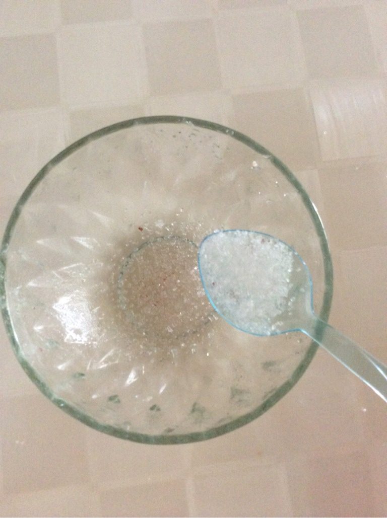 初恋红豆冰,碗底铺一层砂糖 放一层红豆 直至铺完 适量加点点白开水 拌几下