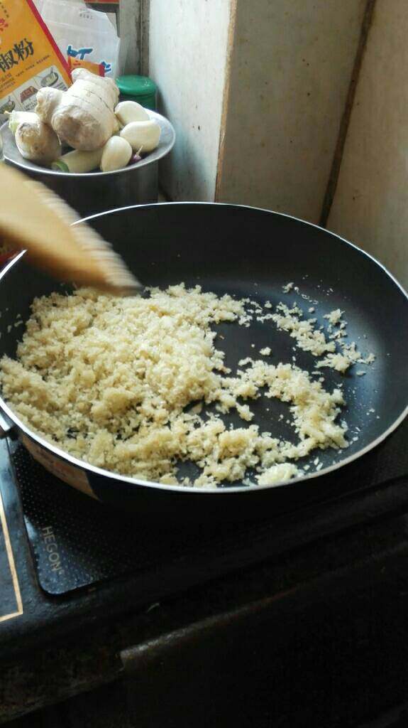 避风塘的虾,炒锅加少量油,热锅凉油,放入蒜末和面包渣煸炒,炒香后加入虾