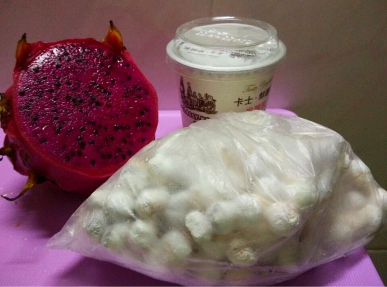 火龙果奶昔捞丸子,如图准备食材