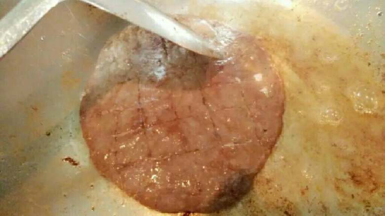 简便牛排套餐组合,将牛排放在油锅内煎 正反面各煎至1-3分钟左右 根据个人口味