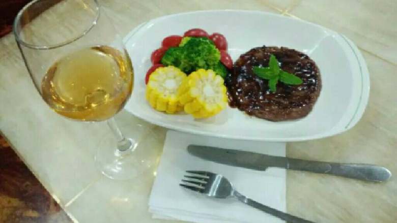 简便牛排套餐组合,配上自己浸泡的杨梅酒 也勉强成为一道牛排组合 即可