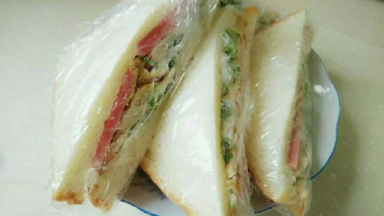 新鲜早餐三明治,用保鲜膜将三明治包装封住 以免掉落 即可