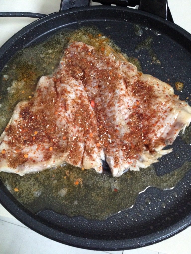 电饼铛版麻辣烤鱼,撒上调味料，然后翻面再次撒调味料