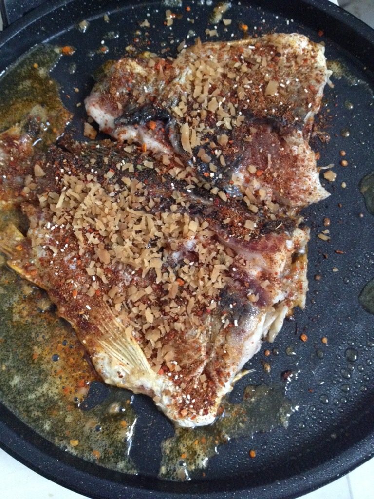 电饼铛版麻辣烤鱼,两面都撒上大头菜，继续煎