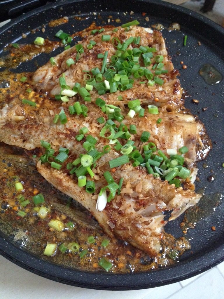 电饼铛版麻辣烤鱼,两面都撒上葱花，煎一下即可出锅