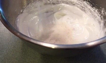 马卡龙,把筛好的杏仁粉和糖粉分三次加到蛋白霜里,用炒菜的手法搅拌均匀