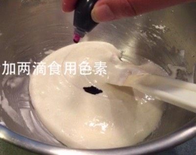 马卡龙,加两滴<a style='color:red;display:inline-block;' href='/shicai/ 759'>食用色素</a>(可不加)搅拌均匀