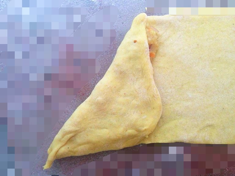 黄金咖喱饺,将面皮覆盖肉馅,两角捏一下