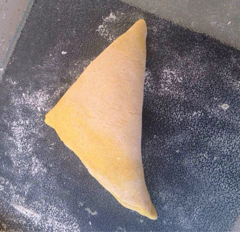 黄金咖喱饺,如图折成三角装,两边捏一下防止馅料溢出