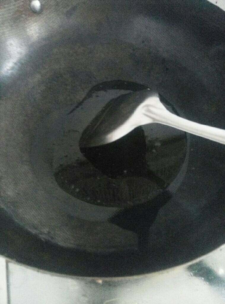 辣椒炒肉,锅内放适量油