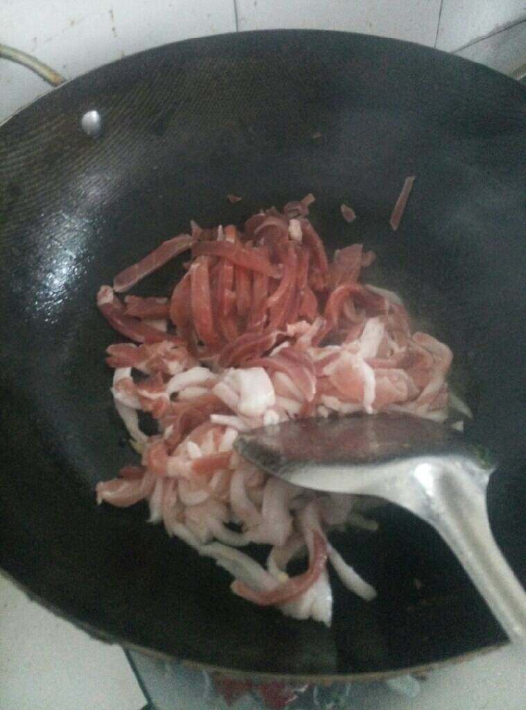 辣椒炒肉,放入肉丝和姜丝翻炒