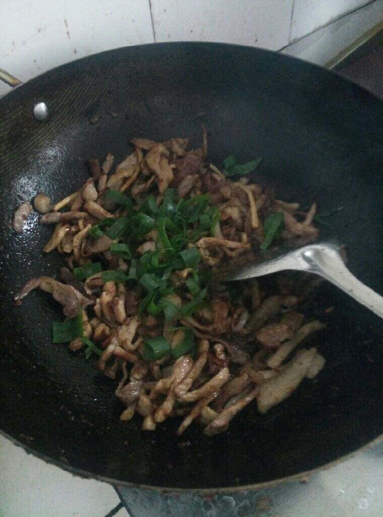辣椒炒肉,放入葱花翻炒均匀，