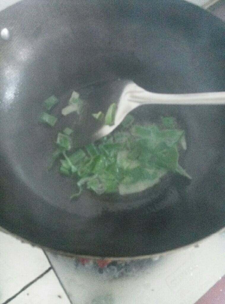 豆角炒土豆,锅内放油，放入葱花