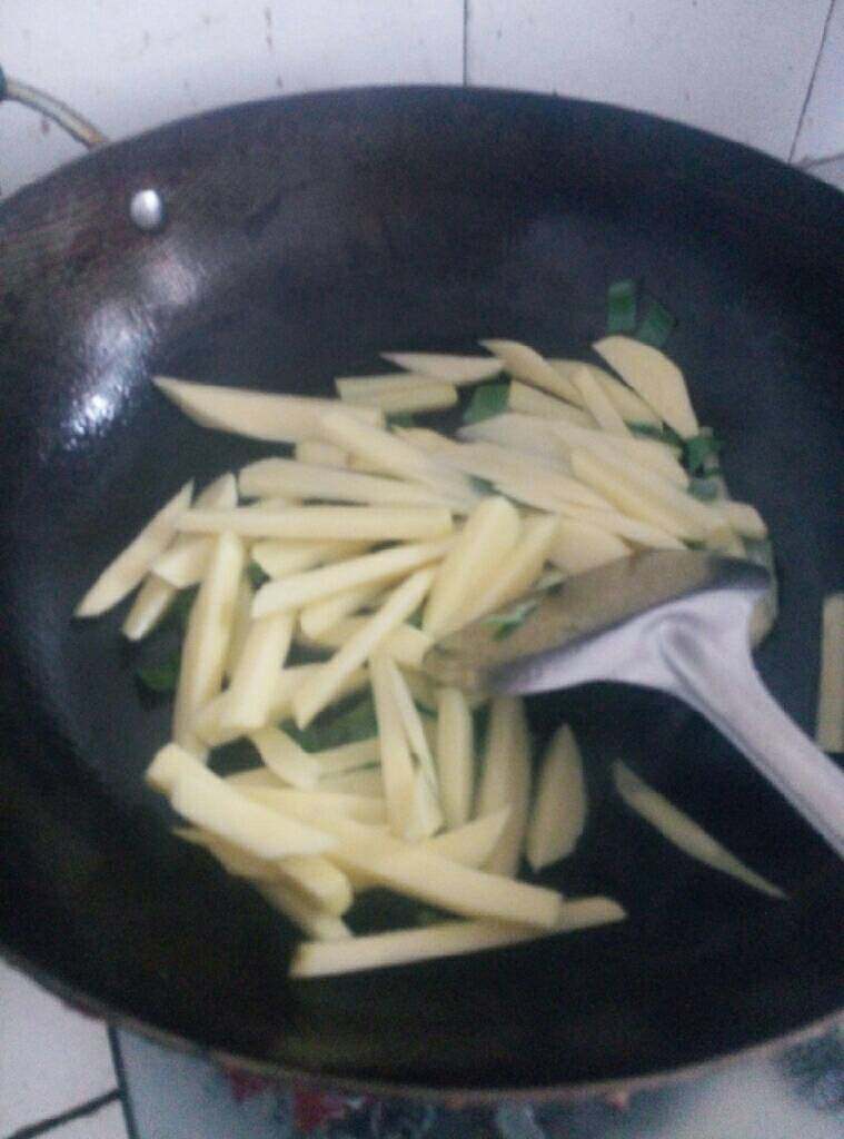 豆角炒土豆,放入<a style='color:red;display:inline-block;' href='/shicai/ 23'>土豆</a>炒至七分熟