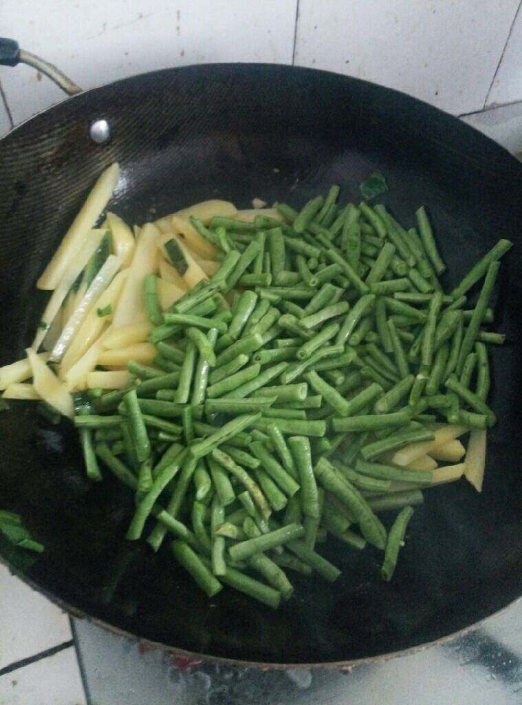 豆角炒土豆,放入切好的<a style='color:red;display:inline-block;' href='/shicai/ 3639'>豆角</a>