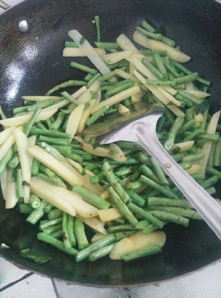 豆角炒土豆,放适量盐，<a style='color:red;display:inline-block;' href='/shicai/ 788'>生抽</a>和醋调味