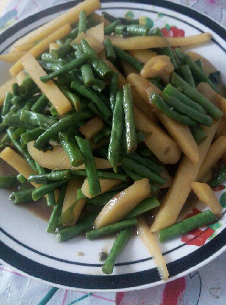 豆角炒土豆,翻炒片刻即可出锅