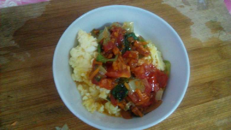 宝宝铺食 蔬菜牛奶滑蛋,趁热浇在鸡蛋上就可以吃了。