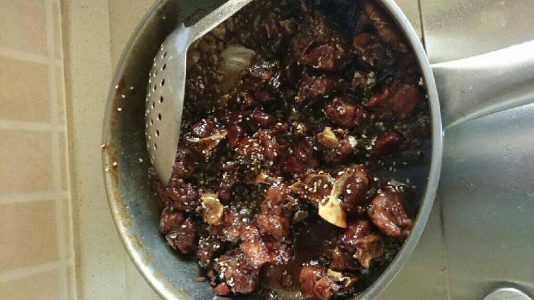 超好吃无油健康版糖醋排骨,大概炖一个多小时，再加醋，大火收干水份，如图，加炒好的白<a style='color:red;display:inline-block;' href='/shicai/ 666'>芝麻</a>，炒均匀就出国啦
